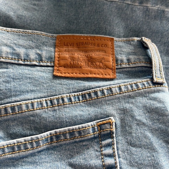 Beautiful pair of wedgie Levi’s - Picture 4 of 4